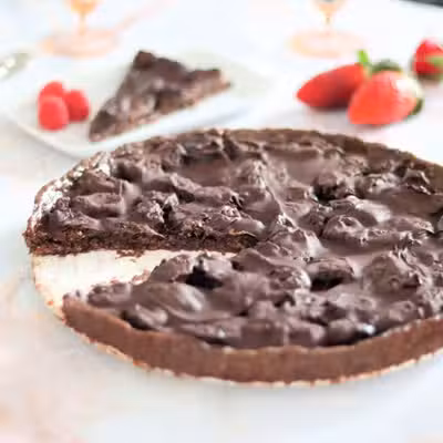 Czekoladowa tarta z suszonymi śliwkami - bez pieczenia
