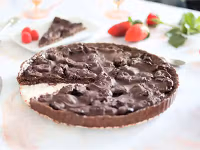 Czekoladowa tarta z suszonymi śliwkami - bez pieczenia
