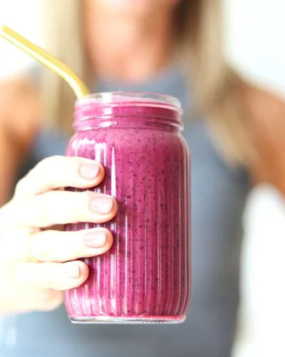 SMOOTHIE Z BURAKIEM, SKYREM, BORÓWKAMI I SIEMIENIEM LNIANYM